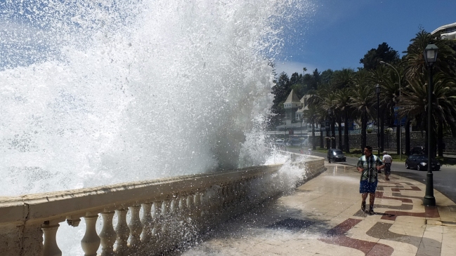 Alcaldesa Reginato llamó al autocuidado por marejadas en la costa