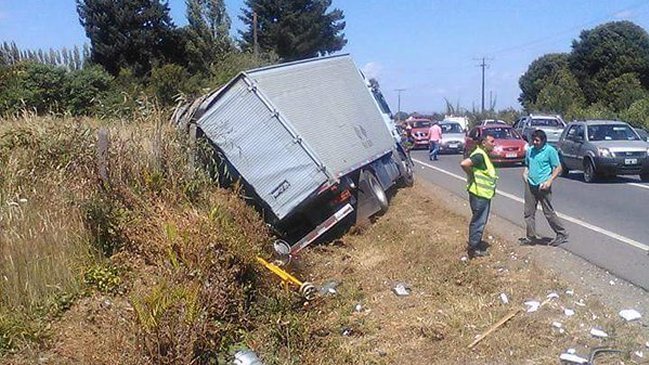 Choque de bus y camión deja al menos un muerto y 10 heridos en La Araucanía