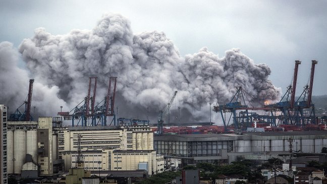Bomberos trabajan para controlar fuga de gas en terminal de Brasil