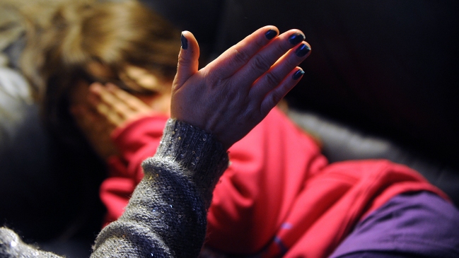 Sename se querellará contra mujer acusada de quemar a niña con una plancha