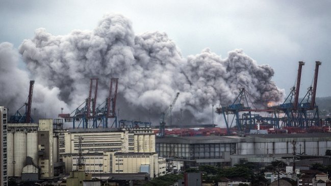 Bomberos trabajan para controlar fuga de gas en terminal de Brasil