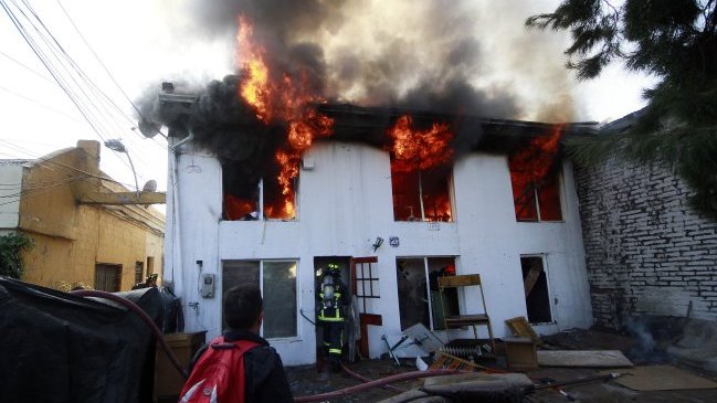 Incendio afectó a casa cercana al Centro de Justicia de Santiago