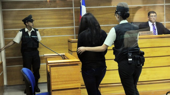 Carabinera que atropelló a hombre con chaleco reflectante quedó en prisión preventiva