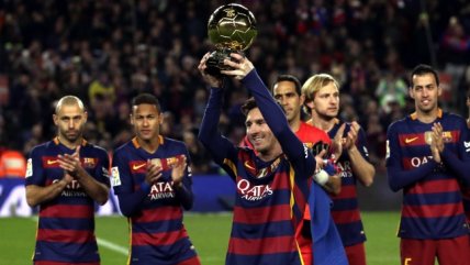   Lionel Messi exhibió su Balón de Oro en el Camp Nou 