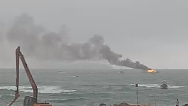 Rescataron a 60 pasajeros que saltaron de un barco en llamas en Nueva Zelanda