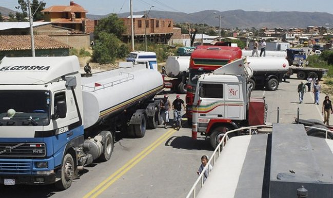 Perú busca eliminar multas para terminar con paro de camioneros de Arica y Tacna