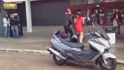 Desconcertante: Pelea callejera de dos mujeres terminó en ropa interior