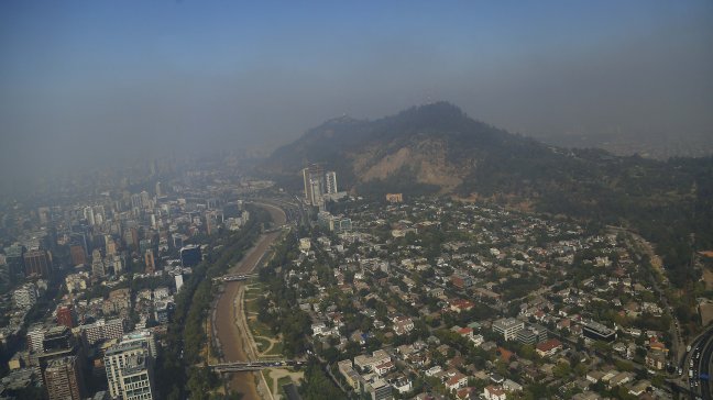 Centro de Ciencias Ambientales de la U. de Chile entregó recomendaciones ante humo en la capital