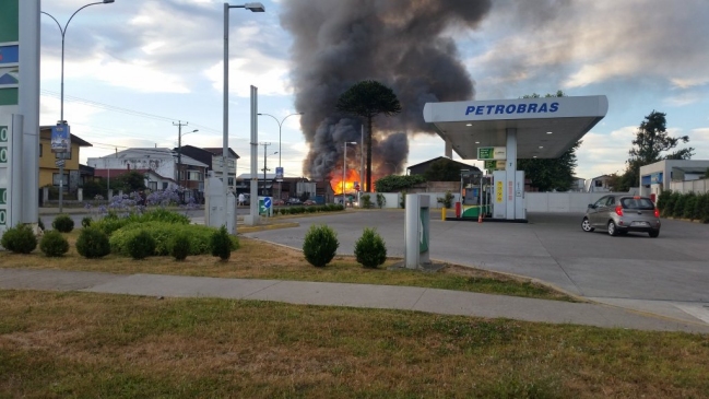 Incendio afecta a varias casas en Valdivia