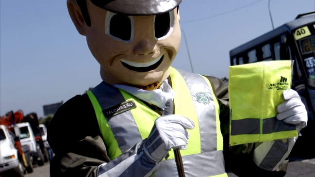 Porte del chaleco reflectante: Proponen incluir a motos y bicicletas