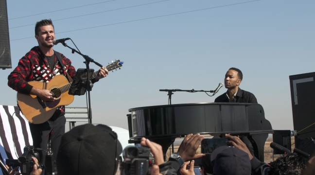 Juanes visita Centro de Detenciones de inmigrantes en Arizona