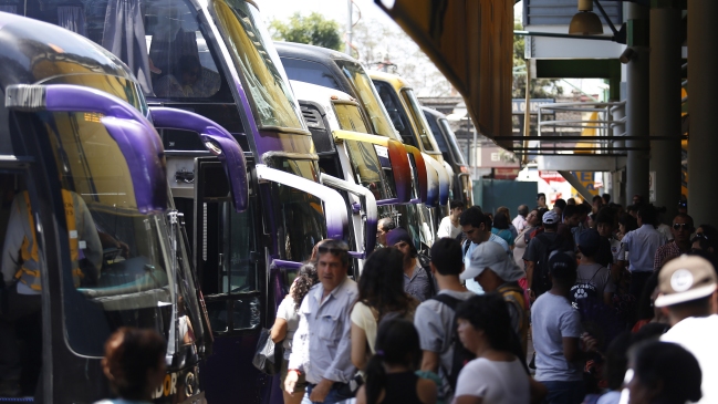 Precios de pasajes de bus con alzas de hasta 75 por ciento durante verano