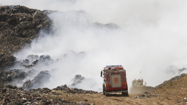 AChM pide decretar alerta sanitaria en comunas afectadas por incendio en relleno Santa Marta