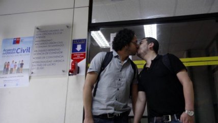   Pareja gay llegó al Registro Civil a pedir hora para matrimonio 