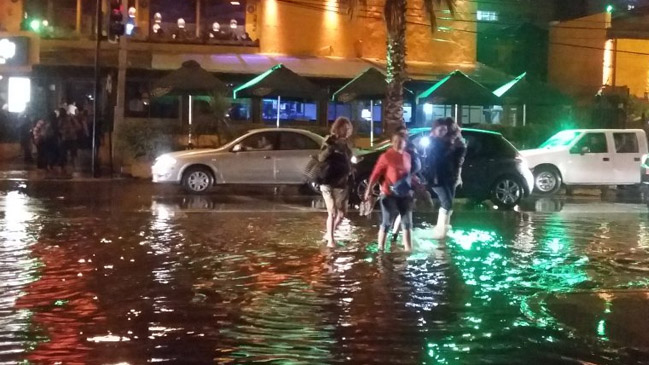 Usuarios de redes sociales reportan el impacto de las marejadas en Viña del Mar