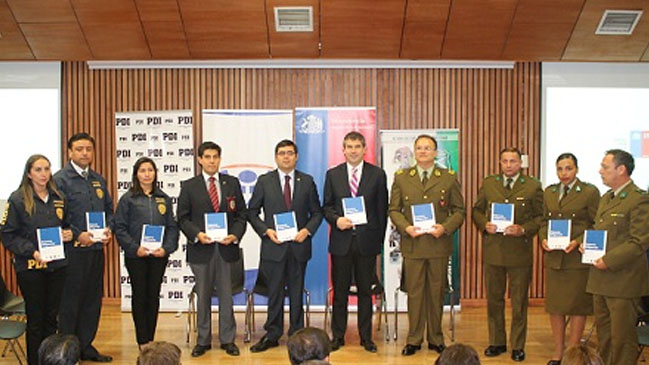 Carabineros y PDI de La Araucanía recibieron manual de primeras diligencias de robos
