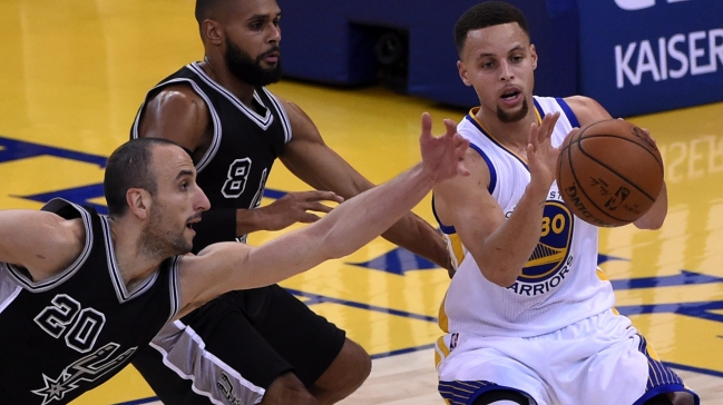 Curry pasó la arrolladora en triunfo de los Warriors ante San Antonio