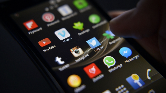 Nueve de cada diez chilenos revisan el celular antes de dormir