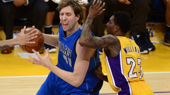 Dirk Nowitzki anotó la canasta decisiva en triunfo de Dallas sobre los Lakers