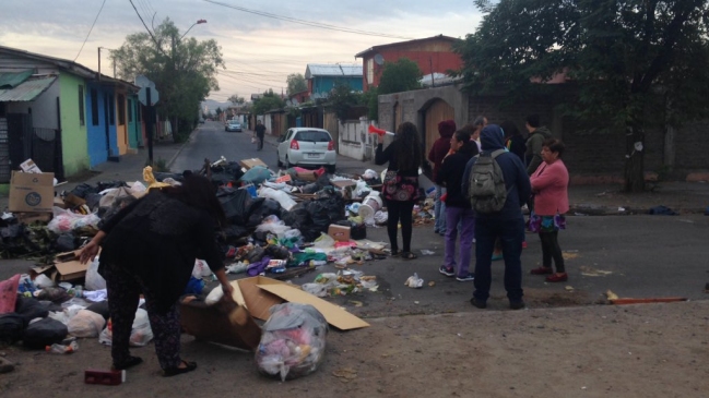 Pedro Aguirre Cerda: Vecinos protestan por acumulación de basura en las calles