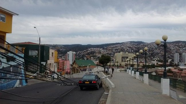 Más de 700 casas quedaron sin luz por socavón en el Cerro Barón de Valparaíso
