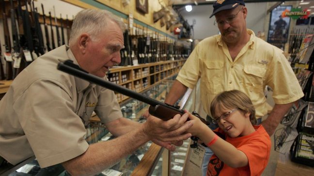 Facebook e Instagram prohíben la venta de armas entre particulares