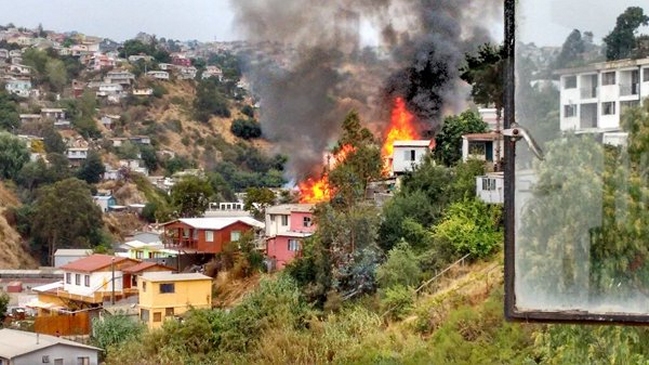 Incendio consumió tres viviendas en Valparaíso