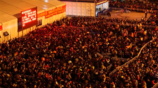 Colas de 100.000 personas para tomar un tren a casa en Año Nuevo chino