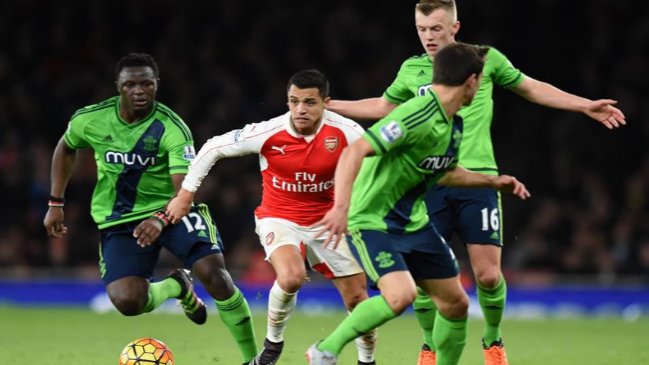 Arsenal de Alexis Sánchez se aleja del liderato en Inglaterra tras empatar ante Southampton