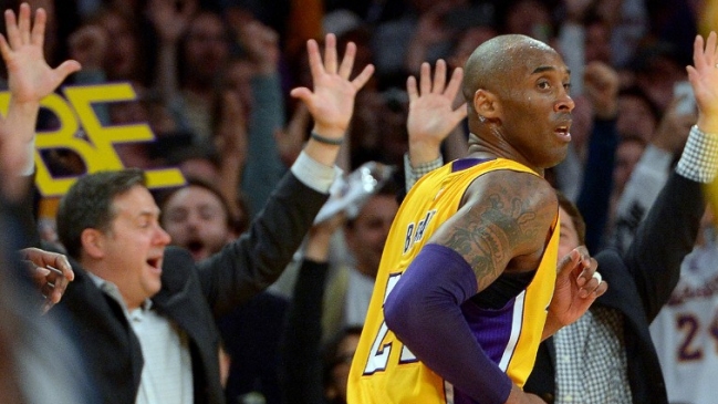 Siete triples de Kobe Bryant evitaron el hundimiento histórico de los Lakers