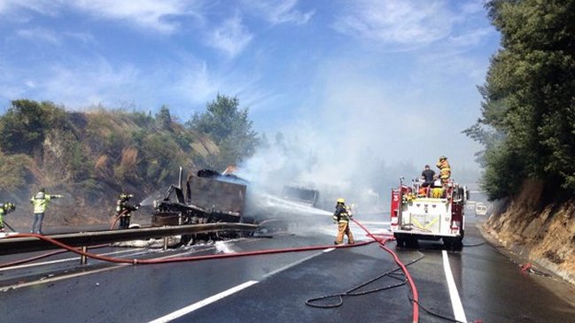 Choque de camiones provocó incendio forestal en Penco