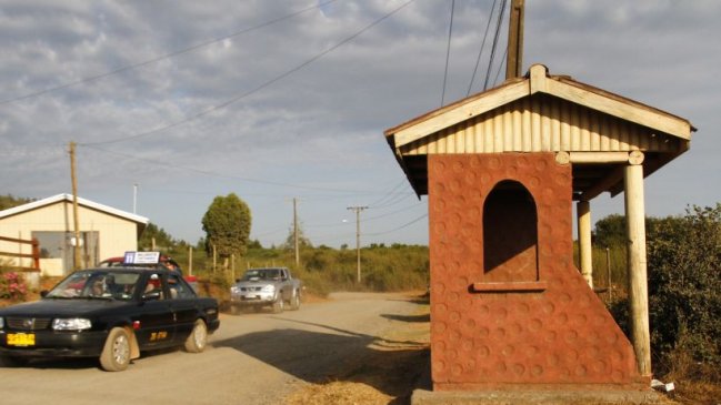 Paradero de micro al revés causa revuelo en Tomé