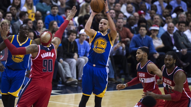 Stephen Curry se lució con 51 puntos en triunfo de los Warriors