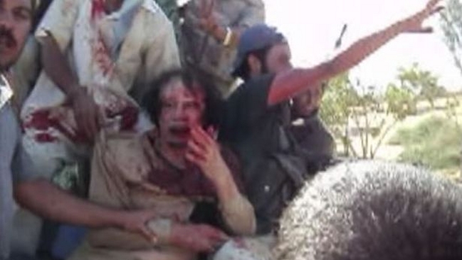 Revelan impactantes imágenes de la captura de Gadafi en 2011