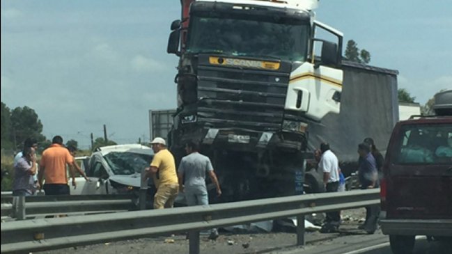 Vehículo fue aplastado por un camión en Pelequén