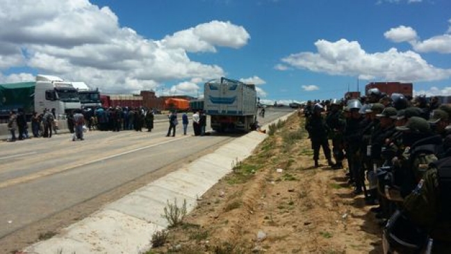 Policía boliviana desbloqueó ruta fronteriza con Chile tomada por camioneros