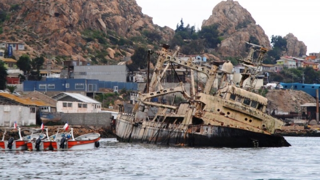 Alcalde de Coquimbo pidió ayuda al Gobierno para retirar combustibles de barco varado
