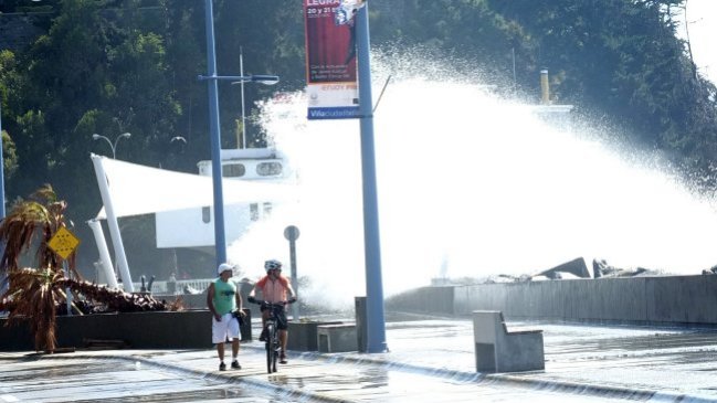 Onemi decretó el cierre de Avenida Perú por fuertes marejadas en Viña del Mar