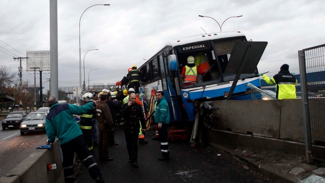 Seis personas lesionadas tras choque de un bus en la Autopista Central