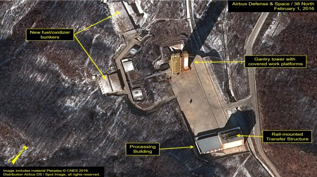 Imágenes por satélite muestran llegada de camiones cisterna a base norcoreana