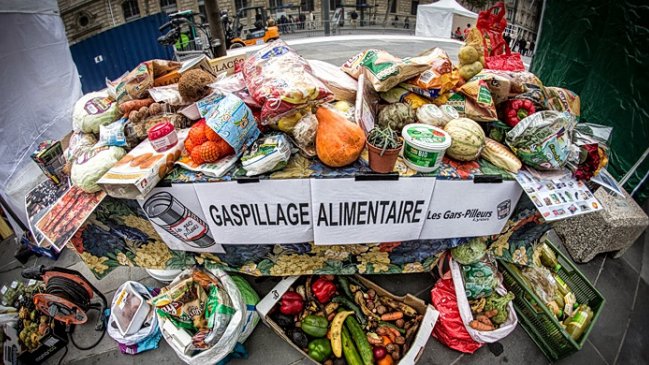 Francia se convierte en el primer país que prohíbe a los supermercados botar la comida