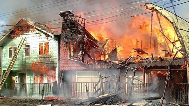 Cuatro viviendas afectadas y ocho lesionados dejó incendio en Castro