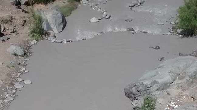Autoridades evacuaron preventivamente río Colina tras rotura de cañería de tranque de relave