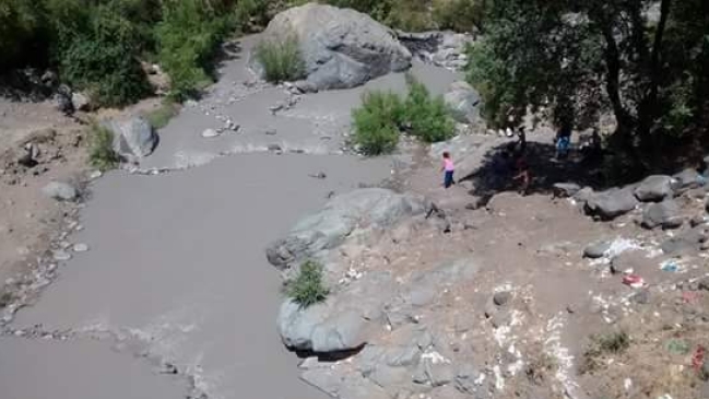 Autoridades toman muestras en río Colina por vertido desde ducto de Anglo American