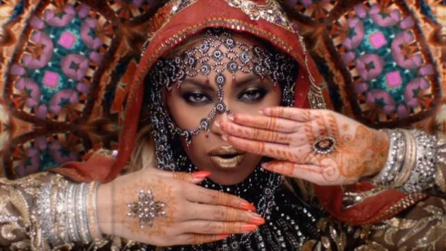 Critican los estereotipos en el último video de Coldplay junto a Beyoncé en la India