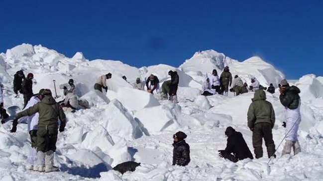 Rescatan con vida a soldado indio que quedó sepultado, hace seis días, tras una avalancha