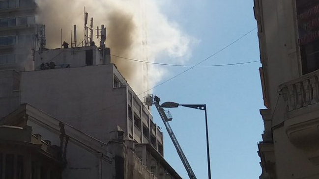 Bomberos combate incendio en edificio de la YMCA en el centro de Santiago