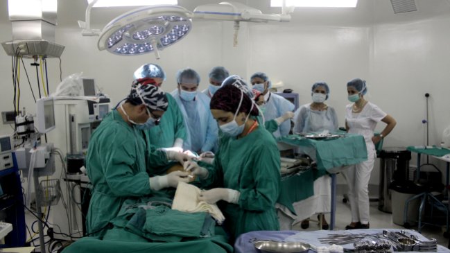 Falta de especialistas: Colegio Médico apuntó al Minsal por no tener una política clara