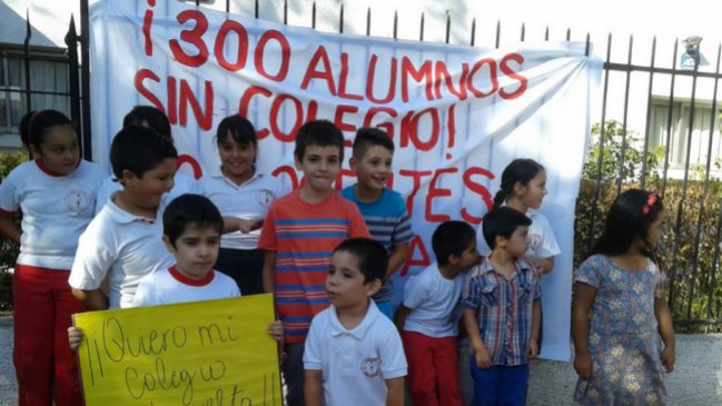 La incertidumbre en un colegio de Independencia donde despidieron a todos los profesores