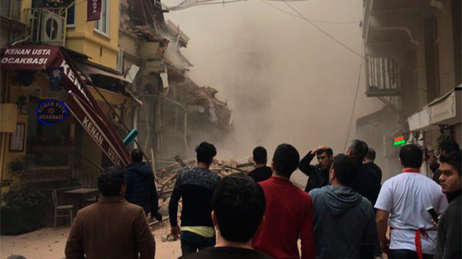 Edificio de cinco pisos se derrumbó en Estambul